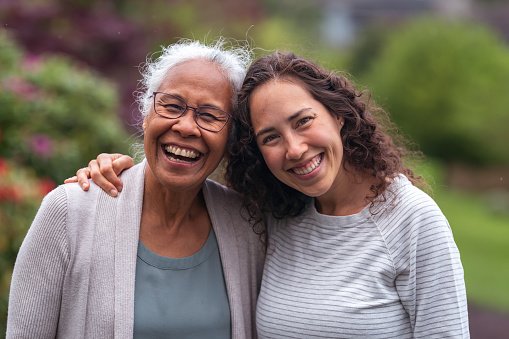 Photo représentant une grand-mère et sa petite fille qui sourient